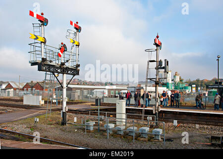 Unteren Quadranten stoppen und fernen Semaphore Signale am Bahnhof Worcester Strauch Hill, Worcester, England Stockfoto