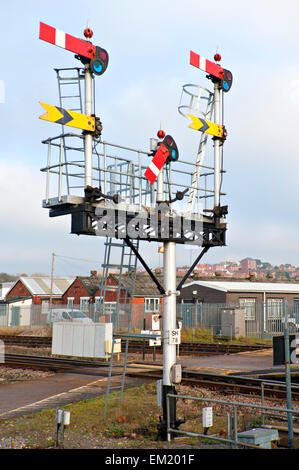Unteren Quadranten stoppen und fernen Semaphore Signale am Bahnhof Worcester Strauch Hill, Worcester, England Stockfoto