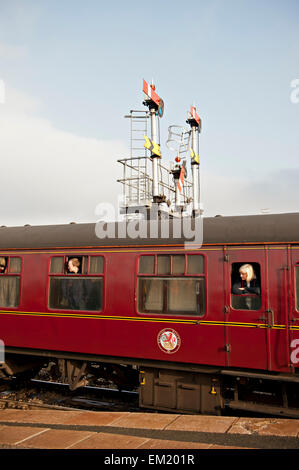 Unteren Quadranten stoppen und fernen Semaphore Signale am Bahnhof Worcester Strauch Hill, Worcester, England Stockfoto