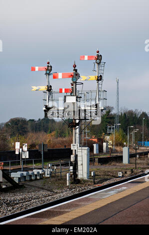 Unteren Quadranten stoppen und fernen Semaphore Signale am Bahnhof Worcester Strauch Hill, Worcester, England Stockfoto