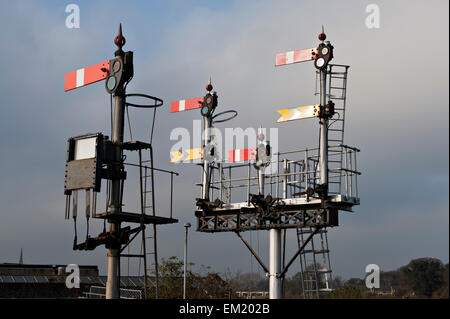 Unteren Quadranten stoppen und fernen Semaphore Signale am Bahnhof Worcester Strauch Hill, Worcester, England Stockfoto