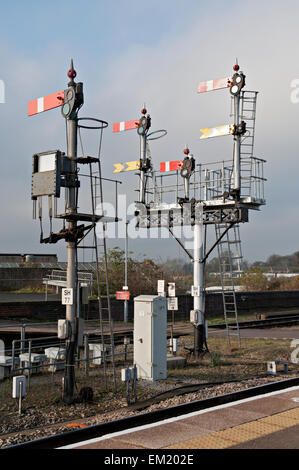 Unteren Quadranten stoppen und fernen Semaphore Signale am Bahnhof Worcester Strauch Hill, Worcester, England Stockfoto