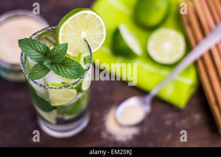 Mojito Limette alkoholisches Getränk Cocktail auf Holztisch Stockfoto