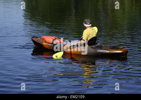 Mann paddeln Florida Fluss im Boot mit offenem cockpit Stockfoto