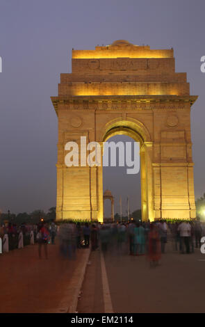 India Gate mit Lichter in der Nacht, New Delhi, Indien. Es ist ein Denkmal für 82.000 Soldaten des ungeteilten britische indische Armee, die Stockfoto