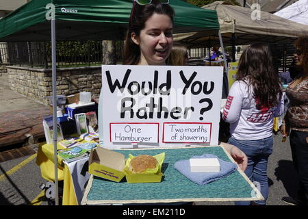 Red Bank, Middlesex County, New Jersey. Straße Fair und Musikfestival, April 2015. Mädchen zeigt durch eine vegane Advoc vorbereitet Stockfoto