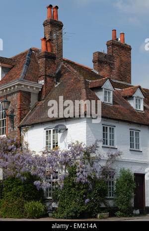 Ferienhaus mit Glyzinien, Henley on Thames, Oxfordshire, England, UK Stockfoto
