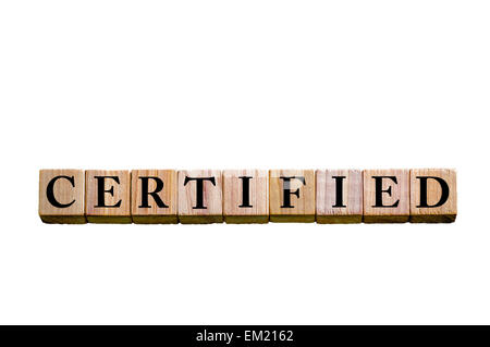 Wort zertifiziert. Hölzerne kleine Würfel mit Buchstaben isoliert auf weißem Hintergrund mit textfreiraum zur Verfügung. Konzept-Bild. Stockfoto