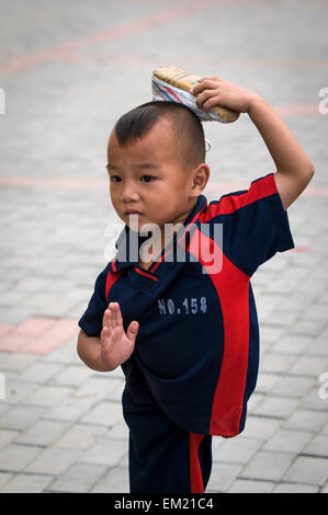 Jugend-Züge im Kung Fu an der Songshan Shaolin Tempel Wuseng Tuan Training Center, Dengeng, Provinz Henan, China Stockfoto