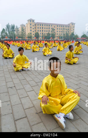 Jugendliche trainieren im Kung Fu bei der Songshan Shaolin Tempel Wuseng Tuan Training Center, Henan Provinz, China Stockfoto