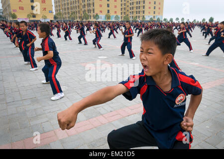 Jugendliche trainieren im Kung Fu bei der Songshan Shaolin Tempel Wuseng Tuan Training Center, Henan Provinz, China Stockfoto