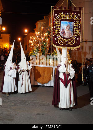 Nazarenos (Büßer) zu Fuß in einer Nacht Zeit Prozession während der Semana Santa (Karwoche) in Hellín, Spanien Stockfoto