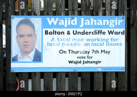 Bradford, UK. 15. April 2015. Wahlplakate auf dem Display in Bradford West Yorkshire Credit: Paul Chambers/Alamy Live News Stockfoto