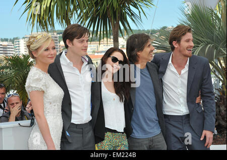 CANNES, Frankreich - 23. Mai 2012: Kirsten Dunst, Sam Riley, Kristen Stewart, Regisseur Walter Salles & Garret Hedlund beim Fototermin für ihren neuen Film "On The Road" in Cannes. 23. Mai 2012 Cannes, Frankreich Stockfoto