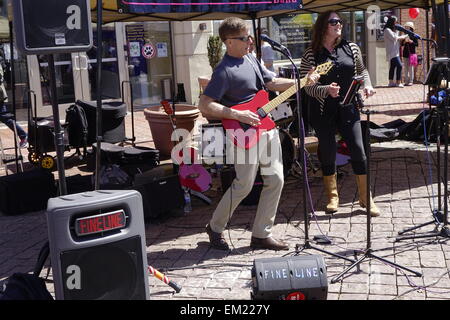 Red Bank, Middlesex County, New Jersey. Straße Fair und Musikfestival, April 2015. Die feine Linie Band führt. Stockfoto