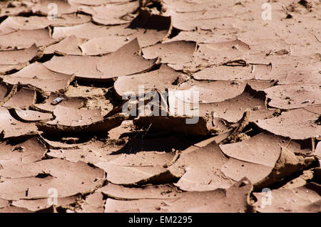 Rissige Erde in Südkalifornien während einer großen Dürre von Wassermangel. Stockfoto