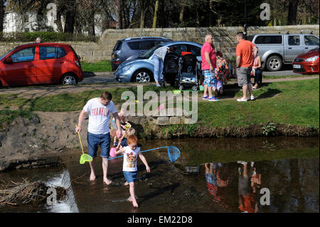 Familien, Paddeln und Angeln in The River Leven in Great Ayton, North Yorkshire Uk Great Britain. Stockfoto