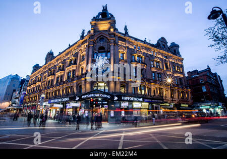 Charing Cross Road bei Nacht-London-UK Stockfoto