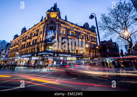 Charing Cross Road bei Nacht-London-UK Stockfoto