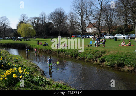 Familien, Paddeln und Angeln in The River Leven in Great Ayton, North Yorkshire Uk Great Britain. Stockfoto