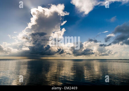 Wasser ist ruhig in Florida Bay, Bahia Honda State Park, Bahia Honda Key, Florida. Stockfoto