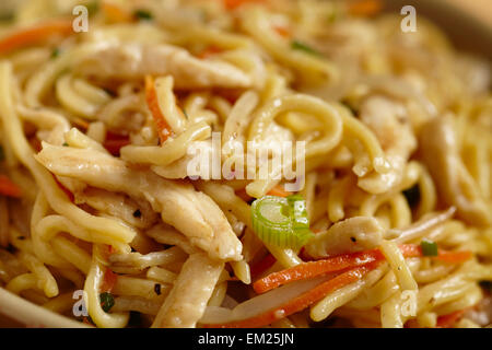 Hakka gebratene Nudeln mit Huhn, indisch/chinesischen Stil (manchmal auch als "Hakka'-Stil) lo Mein. Stockfoto