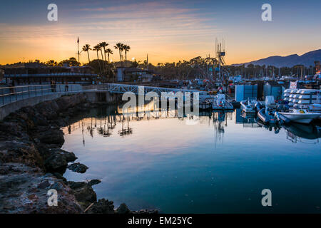 Der Hafen bei Sonnenuntergang, in Santa Barbara, Kalifornien. Stockfoto