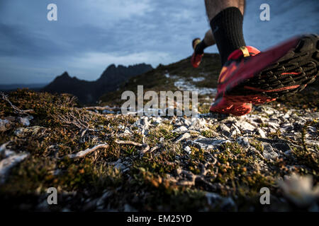 Trail-running-auf Bergrücken. Stockfoto