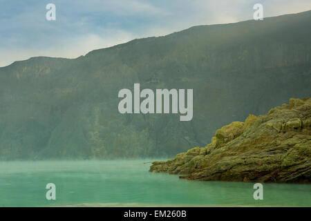 Saure Kratersee im Inneren Kawah Ijen Vulkan, Banyuwangi, Java, Indonesien Stockfoto