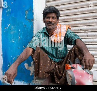 Ein Mann raucht eine Zigarette in einer Gasse in Kumily, Kerala Indien Stockfoto