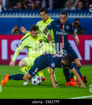 Paris, Frankreich. 15. April 2015. Barcelonas Lionel Messi (1. L) und Luis Suarez (L2) wetteifert um den Ball während der UEFA Champions League Viertelfinale erste Bein Fußballspiel gegen Paris Saint-Germain in Paris, Frankreich, 15. April 2015. Barcelona gewann 3: 1. Bildnachweis: Chen Xiaowei/Xinhua/Alamy Live-Nachrichten Stockfoto