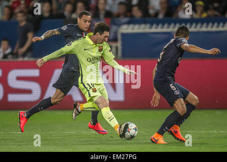 Paris, Frankreich. 15. April 2015. Barcelonas Lionel Messi (C) Bremsen durch während der UEFA Champions League Viertelfinale erste Bein Fußballspiel gegen Paris Saint-Germain in Paris, Frankreich, 15. April 2015. Barcelona gewann 3: 1. Bildnachweis: Chen Xiaowei/Xinhua/Alamy Live-Nachrichten Stockfoto