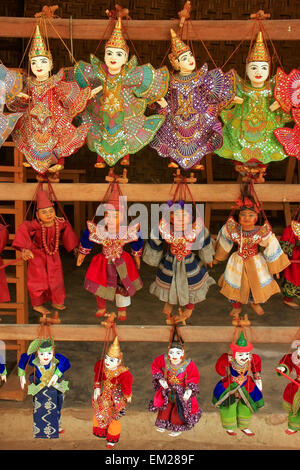 Anzeige der traditionelle Puppen in der Region Straßenmarkt, Mingun, Mandalay, Myanmar Stockfoto