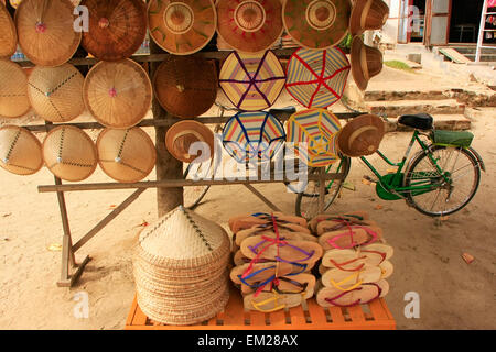 Anzeige der traditionellen Hüte und Schuhe in der Region Straßenmarkt, Mingun, Mandalay, Myanmar Stockfoto