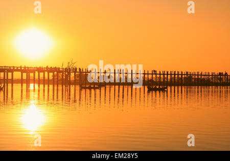 Farbenfrohen Sonnenuntergang am U Bein Brücke, Amarapura, Mandalay Region, Myanmar Stockfoto
