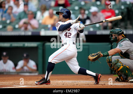 Houston, Texas, USA. 15. April 2015. Houston Astros Infielder Jose Altuve #27 trifft ein Doppelzimmer in der MLB Spiel der regulären Saison zwischen der Houston Astros und die Oakland Athletics von Minute Maid Park in Houston, Texas. Alle Spieler und Trainer trug die Nummer 42 zu Ehren von Jackie Robinson-Tag in der Major League Baseball. Bildnachweis: Csm/Alamy Live-Nachrichten Stockfoto