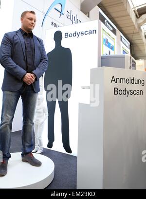 Hannover, Deutschland. 15. April 2015. Ein Besucher Erfahrungen Bodyscan auf der Hannover Industrie Messe, Hannover, am 15. April 2015. Die jährlichen Hannover Industrie-Messe, Hannover Messe offiziell eröffnet am Sonntagabend, mit Schwerpunkt für das dritte Jahr in Folge die Integration von konventionellen Industrie und IT Branche. © Luo Huanhuan/Xinhua/Alamy Live-Nachrichten Stockfoto