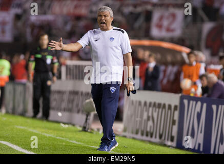 Buenos Aires, Argentinien. 15. April 2015. San Jose Trainer Nestor Clausen von Bolivien reagiert während des Spiels der Copa Libertadores gegen Argentiniens River Plate im Monumental-Stadion in Buenos Aires, Argentinien, 15. April 2015. River Plate gewann das Spiel 3: 0. © Martin Zabala/Xinhua/Alamy Live-Nachrichten Stockfoto