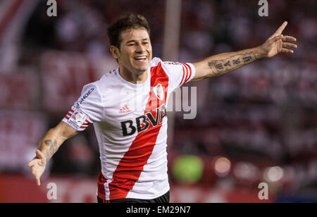 Buenos Aires, Argentinien. 15. April 2015. River Plate Rodrigo Mora von Argentinien feiert seine erzielte während des Spiels der Copa Libertadores gegen Boliviens San Jose im Monumental-Stadion in Buenos Aires, Argentinien, 15. April 2015. River Plate gewann das Spiel 3: 0. © Martin Zabala/Xinhua/Alamy Live-Nachrichten Stockfoto