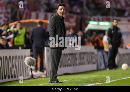 Buenos Aires, Argentinien. 15. April 2015. River Plate Trainer Marcelo Gallardo von Argentinien reagiert während des Spiels der Copa Libertadores gegen Boliviens San Jose im Monumental-Stadion in Buenos Aires, Argentinien, 15. April 2015. River Plate gewann das Spiel 3: 0. © Martin Zabala/Xinhua/Alamy Live-Nachrichten Stockfoto