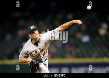 Houston, Texas, USA. 15. April 2015. Oakland Athletics Krug Drew Pomeranz #13 liefert einen Stellplatz in der MLB Spiel der regulären Saison zwischen der Houston Astros und die Oakland Athletics von Minute Maid Park in Houston, Texas. Alle Spieler und Trainer trug die Nummer 42 zu Ehren von Jackie Robinson-Tag in der Major League Baseball. Bildnachweis: Csm/Alamy Live-Nachrichten Stockfoto