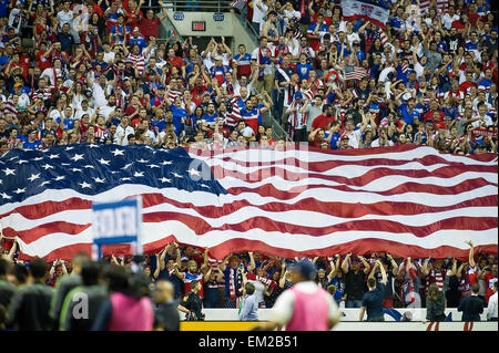 15. April 2015: USA und Mexiko-Fans in Aktion an der Alamodome. San Antonio, Texas. Stockfoto