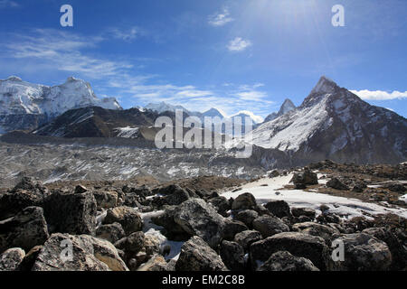 Bewegung der Wolken über den Bergen Mount Everest, Gyazumba Gletscher, Himalaya, Nepal. Stockfoto