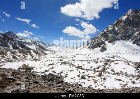 Bewegung der Wolken über den Bergen Mount Everest, Gyazumba Gletscher, Himalaya, Nepal Stockfoto