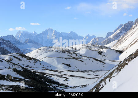 Bewegung der Wolken in den Bergen Gyazumba Gletscher, Himalaya, Nepal. Stockfoto