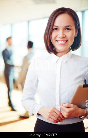 Erfolgreiche Führungskraft mit Touchpad Blick in die Kamera Stockfoto