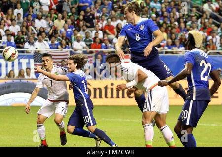 Texas, USA. 15. April 2015. US-Spieler Jordan Morris (3. R) wetteifert um den Ball mit Carlos Salcedo (4. R) von Mexiko während der freundliche internationale match gegen Mexiko im Alamodome Stadion in San Antonio, Texas, USA, 15. April 2015. © Omar Vega/NOTIMEX/Xinhua/Alamy Live-Nachrichten Stockfoto