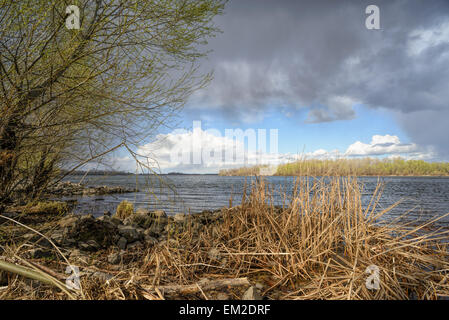 Schwere Wolken am Himmel über dem Dnjepr verkünden die ankommenden Frühling Sturm Stockfoto