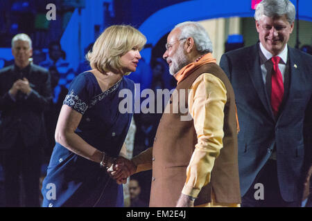 Toronto, Kanada. 15. April 2015. Modi begrüßte die Ricoh Coliseum Bühne der kanadische Premierminister Stephen Harper und seine Frau, Laureen. Bildnachweis: NISARGMEDIA/Alamy Live-Nachrichten Stockfoto