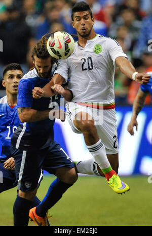 San Antonio, TX, USA. 15. April 2015. USAS Kyle Beckman und Mexikos Eduardo Herrera kämpfen um die Kontrolle über den Ball bei einem Freundschaftsspiel Mittwoch, 15. April 2015 an der Alamodome in San Antonio, Texas. Die uns Männer Nationalmannschaft besiegte Mexiko, 2: 0. © Bahram Mark Sobhani/ZUMA Draht/Alamy Live-Nachrichten Stockfoto